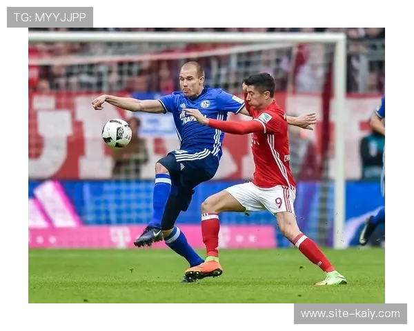 沙尔克训练课吸引3000球迷围观，俱乐部社区影响力持续升温